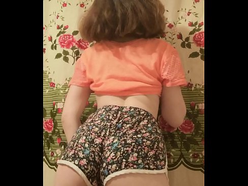 ❤️ Dhallaan yar oo sexy ah oo iska siibaysa surwaalka gaaban ee kamarada ️❌  anaga